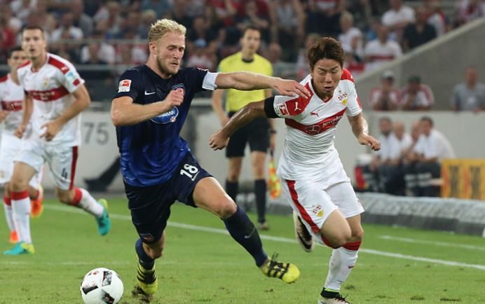 Asano (right) pictured here against Heidenheim, has proven his ability to do an effective job on the right-hand side of midfield recently. | Photo: Getty Images