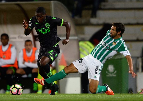 Sporting's Costa Rican forward Joel Campbell (L) vies with Rio Ave's defender Pedrinho during the Portuguese league football match Rio Ave FC vs Sporting CP at the Dos Arcos stadium in Vila do Conde on September 18, 2016. / AFP / MIGUEL RIOPA (Photo credit should read MIGUEL RIOPA/AFP/Getty Images)