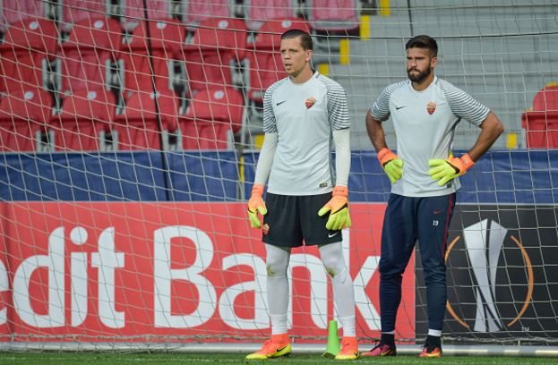 Szczesny (centre) during a Roma training session alongside Alisson, his direct competitor for a starting spot. With consistent performances such as this one, the Brazilian will find it increasingly hard to topple Woj for the number 1 spot. | Photo: Luciano Rossi / Getty Images