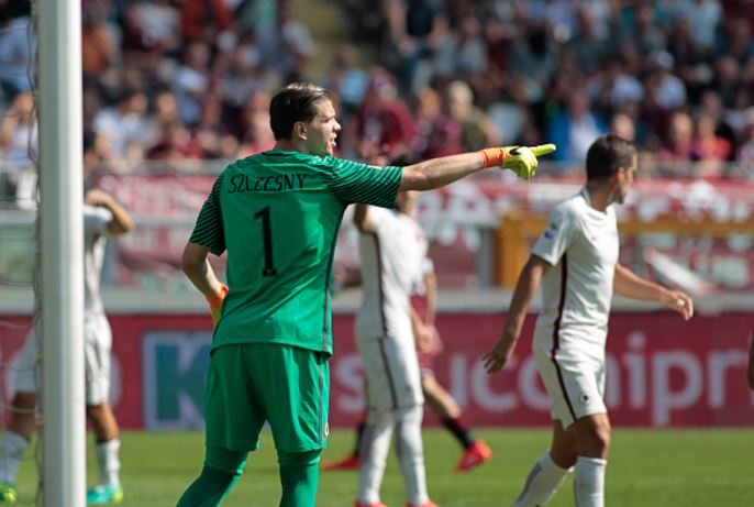 Szczesny (left, no.1) giving his team-mates instructions during Roma's 3-1 defeat against Torino on Sunday. | Photo: Getty Images
