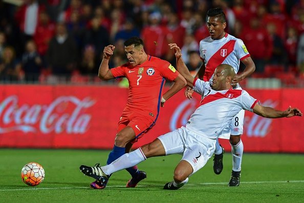 Chile's forward Alexis Sanchez (L) and Peru's Alberto Rodriguez vie for the ball during their Russia 2018 FIFA World Cup qualifier football match in Santiago, on October 11, 2016. | Photo: AFP / Martin BERNETTI
