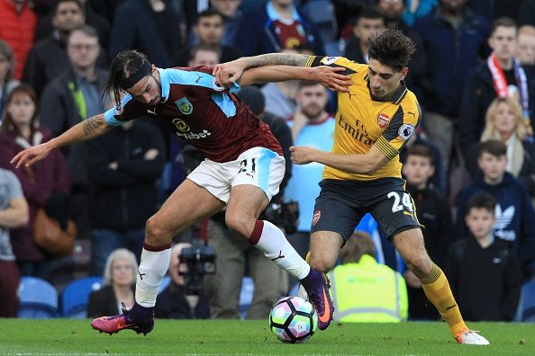 Burnley's Scottish midfielder George Boyd (L) vies with Arsenal's Spanish defender Hector Bellerin during the English Premier League football match between Burnley and Arsenal at Turf Moor in Burnley, north west England on October 2, 2016. | Photo: AFP / Lindsey Parnaby