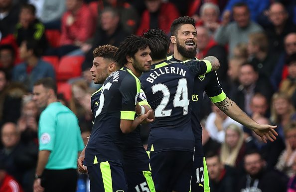 SUNDERLAND, ENGLAND - OCTOBER 29: Olivier Giroud of Arsenalis congratulated on scoring his firstgoal during the Premier League match between Sunderland and Arsenal at Stadium of Light on October 29, 2016 in Sunderland, England. (Photo by Ian MacNicol/Getty Images)