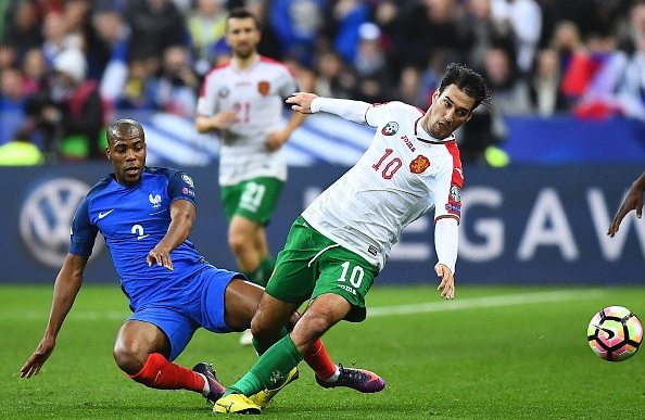 Bulgaria's forward Ivelin Popov (R) vies with France's defender Djibril Sidibe during the FIFA World Cup 2018 qualifying football match France vs Bulgaria on October 7, 2016 at the Stade de France stadium in Saint-Denis, north of Paris. / AFP / FRANCK FIFE (Photo credit should read FRANCK FIFE/AFP/Getty Images)