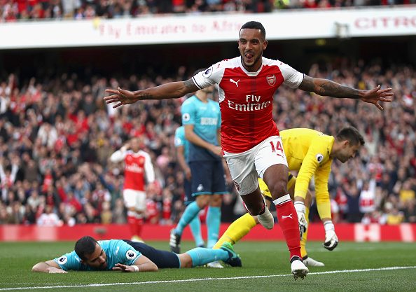 LONDON, ENGLAND - OCTOBER 15: Theo Walcott of Arsenal celebrates scoring his sides first goal during the Premier League match between Arsenal and Swansea City at Emirates Stadium on October 15, 2016 in London, England. (Photo by Julian Finney/Getty Images)