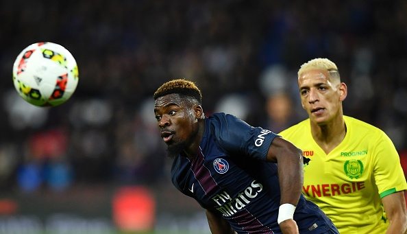 Paris Saint-Germain's Ivorian defender Serge Aurier (L) eyes the ball next to Nantes' French forward Yacine Bammou during the French L1 football match between Paris Saint-Germain (PSG) and Nantes at the Parc des Princes stadium in Paris on November 19, 2016. (Picture source: AFP / Franck Fife / Getty Images)