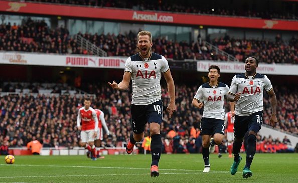 Tottenham Hotspur's English striker Harry Kane (c) celebrates scoring his team's first goal from the penalty spot during the English Premier League football match between Arsenal and Tottenham Hotspur at the Emirates Stadium in London on November 6, 2016. / AFP / BEN STANSALL / RESTRICTED TO EDITORIAL USE. No use with unauthorized audio, video, data, fixture lists, club/league logos or 'live' services. Online in-match use limited to 75 images, no video emulation. No use in betting, games or single club/league/player publications. / (Photo credit should read BEN STANSALL/AFP/Getty Images)