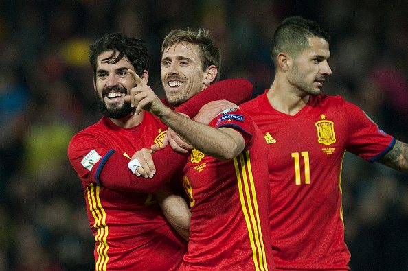 Spain's defender Nacho Monreal (C) celebrates with teammates after scoring during the FIFA qualifying Group G football match Spain vs Macedonia at Los Carmenes stadium in Granada, on November 12, 2016. / AFP / JORGE GUERRERO (Photo credit should read JORGE GUERRERO/AFP/Getty Images)