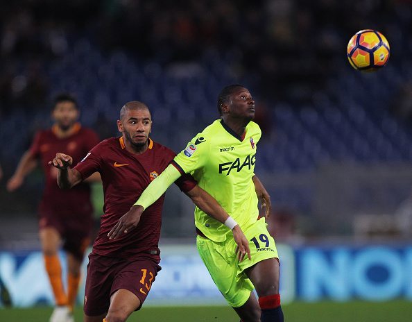 ROME, ITALY - NOVEMBER 06: Bruno Peres (L) of AS Roma competes for the ball with Umar Sadiq of Bologna FC during the Serie A match between AS Roma and Bologna FC at Stadio Olimpico on November 6, 2016 in Rome, Italy.