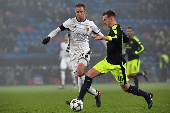 Basel's Austrian forward Marc Janko (L) vies with Arsenal's English defender Rob Holding during the UEFA Champions league Group A football match between FC Basel 1893 and Arsenal FC on December 6, 2016 at the St Jakob Park stadium in Basel. / AFP / Patrick HERTZOG (Photo credit should read PATRICK HERTZOG/AFP/Getty Images)