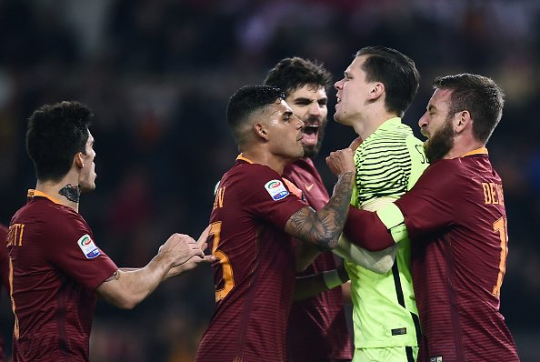 Roma's goalkeeper from Poland Wojciech Szczesny (2R) is congratulayted by teammates after saving a penalty during the Italian Serie A football match Roma vs AC Milan at the Olympic Stadium in Roma on December 12, 2016. / AFP / FILIPPO MONTEFORTE (Photo credit should read FILIPPO MONTEFORTE/AFP/Getty Images)