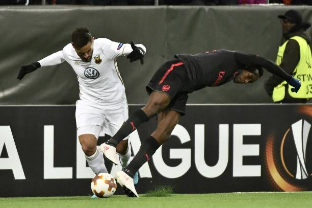 Ostersund's Sotirios Papagiannopoulos (L) vies for the ball with Arsenal's Danny Welbeck during the UEFA Europa League round of 32, first leg football match of Ostersund FK vs Arsenal FC on February 15, 2018 in Ostersund, Sweden. / AFP PHOTO / TT NEWS AGENCY / Robert HENRIKSSON / Sweden OUT
