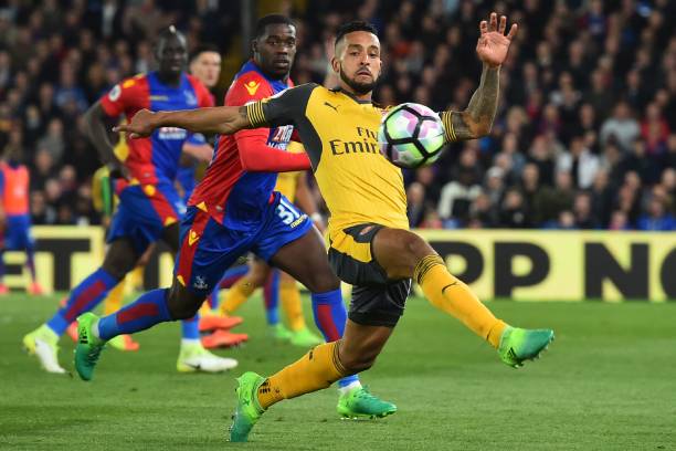 Arsenal's English midfielder Theo Walcott controls the ball during the English Premier League football match between Crystal Palace and Arsenal at Selhurst Park in south London on April 10, 2017. / AFP PHOTO / Glyn KIRK 