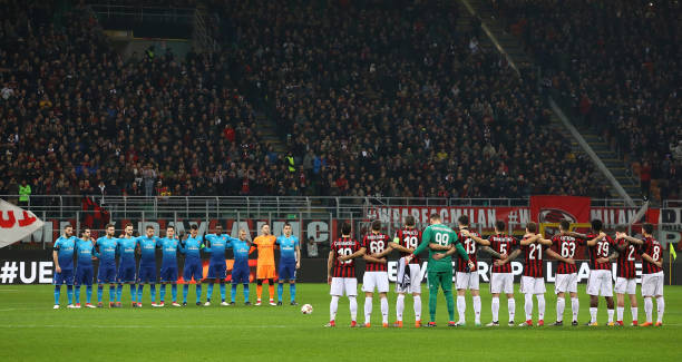 MILAN, ITALY - MARCH 08: Arsenal FC and AC Milan players line up to pay their respects to the late Fiorentina Captain Davide Astori before UEFA Europa League Round of 16 match between AC Milan and Arsenal at the San Siro on March 8, 2018 in Milan, Italy. (Photo by Marco Luzzani/Getty Images)