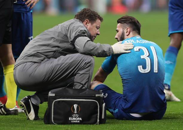 MILAN, ITALY - MARCH 08: Sead Kolasinac of Arsenal receives medical care during UEFA Europa League Round of 16 match between AC Milan and Arsenal at the San Siro on March 8, 2018 in Milan, Italy. (Photo by Marco Luzzani/Getty Images)