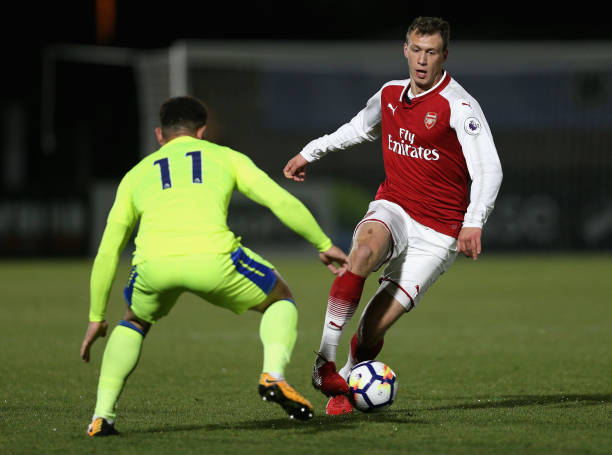 BOREHAMWOOD, ENGLAND - DECEMBER 15: Krystian Bielik of Arsenal attempts to get past Mason Bennett of Derby during the Premier League 2 match between Arsenal and Derby County at Meadow Park on December 15, 2017 in Borehamwood, England. (Photo by James Chance/Getty Images)