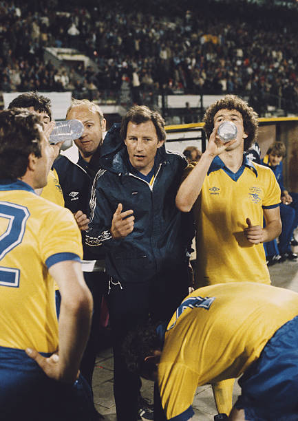 BRUSSELS, BELGIUM - MAY 14: Arsenal manager Terry Neill (c) and coach Don Howe (l) talk with the players including John Hollins (l) and Alan Sunderland (2nd right) before extra time during the 1980 European Cup Winners Cup Final against Valencia at the Heysel Stadium on May 14, 1980 in Brussels, Belguim, Valencia won the match on penalties (Photo by Duncan raban/Allsport/Getty Images)