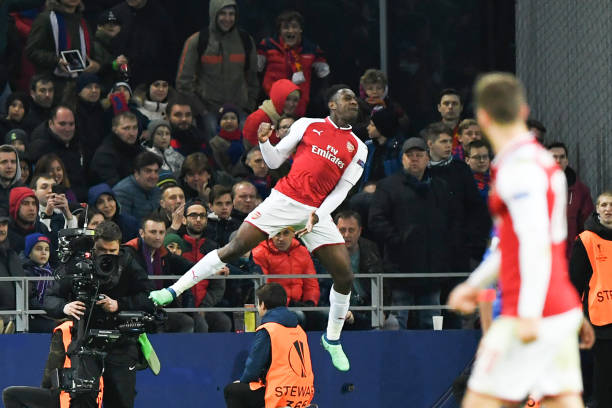 Arsenal's English striker Danny Welbeck (L) celebrates a goal with his teammates during the UEFA Europa League second leg quarter-final football match between CSKA Moscow and Arsenal at the VEB Arena stadium in Moscow on April 12, 2018. / AFP PHOTO / Kirill KUDRYAVTSEV