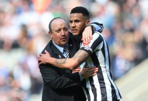 NEWCASTLE UPON TYNE, ENGLAND - APRIL 15: Rafael Benitez, Manager of Newcastle United and Jamaal Lascelles of Newcastle United hug each other after the Premier League match between Newcastle United and Arsenal at St. James Park on April 15, 2018 in Newcastle upon Tyne, England. (Photo by Alex Livesey/Getty Images)