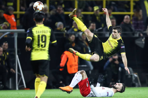 DORTMUND, GERMANY - MARCH 08: Sokratis Papastathopoulos #25 of Borussia Dortmund (R) and Munas Dabbur of Salzburg battle for the ball during UEFA Europa League Round of 16 match between Borussia Dortmund and FC Red Bull Salzburg at the Signal Iduna Park on March 8, 2018 in Dortmund, Germany. (Photo by Maja Hitij/Bongarts/Getty Images)
