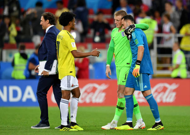MOSCOW, RUSSIA - JULY 03: Jordan Pickford of England speaks with David Ospina of Colombia and Juan Cuadrado of Colombia after the 2018 FIFA World Cup Russia Round of 16 match between Colombia and England at Spartak Stadium on July 3, 2018 in Moscow, Russia. (Photo by Dan Mullan/Getty Images)