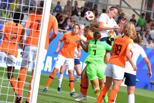 England's defender Anna Patten vies with Netherlands' goalkeeper Lize Kop during the Women's World Cup U20 quarter final football match between England and Netherlands on August 17, 2018, at the La Rabine Stadium in Vannes, western France. (Photo by LOIC VENANCE / AFP) 
