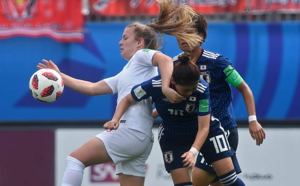 England's midfielder Lauren Hemp (L) vies with Japan's midfielder Fuka Nagano (10) during the Women's U20 World Cup semi-final football match between England and Japan in La Rabine stadium in Vannes, western France on August 20, 2018. (Photo by FRED TANNEAU / AFP)