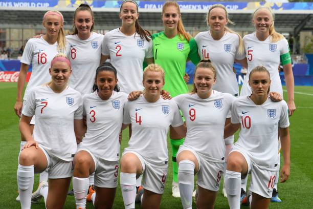 England's team poses during the Women's U20 World Cup semi-final football match between England and Japan in La Rabine stadium in Vannes, western France on August 20, 2018. (Photo by FRED TANNEAU / AFP)
