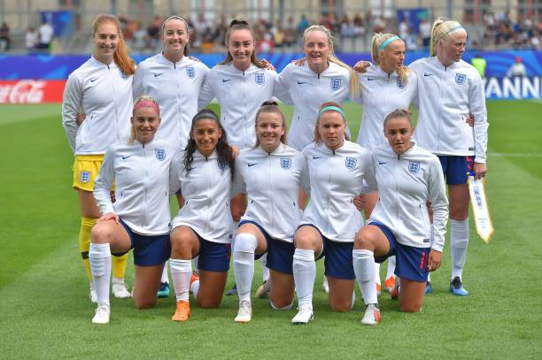 England's players pose prior to the Women's World Cup U20 quarter final football match between England and Netherlands on August 17, 2018, at the La Rabine Stadium in Vannes, western France. (Photo by LOIC VENANCE / AFP)
