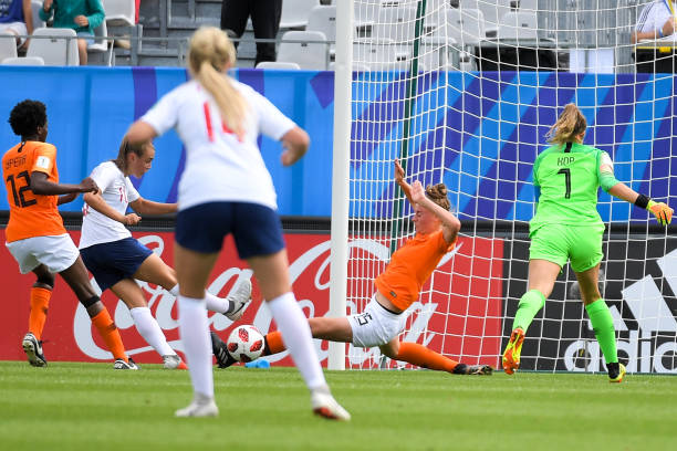 England's midfielder Georgia Stanway (2nd L) shoots and scores a goal during the Women's World Cup U20 quarter final football match between England and Netherlands on August 17, 2018, at the La Rabine Stadium in Vannes, western France. (Photo by LOIC VENANCE / AFP) 