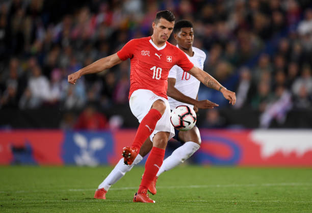 LEICESTER, ENGLAND - SEPTEMBER 11: Granit Xhaka of Switzerland holds off Marcus Rashford of England during the international friendly match between England and Switzerland at The King Power Stadium on September 11, 2018 in Leicester, United Kingdom. (Photo by Laurence Griffiths/Getty Images)