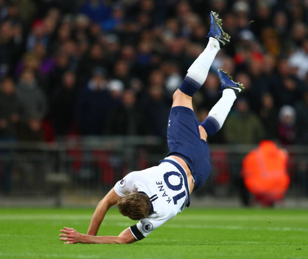 LONDON, ENGLAND - OCTOBER 29: Harry Kane of Tottenham Hotspur falls to the ground during the Premier League match between Tottenham Hotspur and Manchester City at Wembley Stadium on October 29, 2018 in London, United Kingdom. (Photo by Clive Rose/Getty Images)