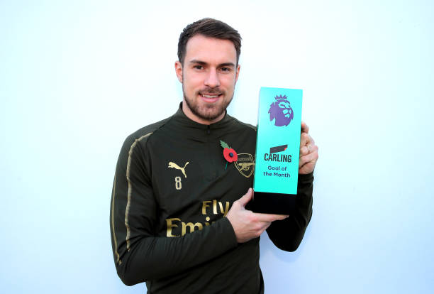 ST ALBANS, ENGLAND - NOVEMBER 09: Arron Ramsey is presented with his Carling Goal of the Month Award for October at London Colney on November 9, 2018 in St Albans, England. (Photo by Marc Atkins/Getty Images)