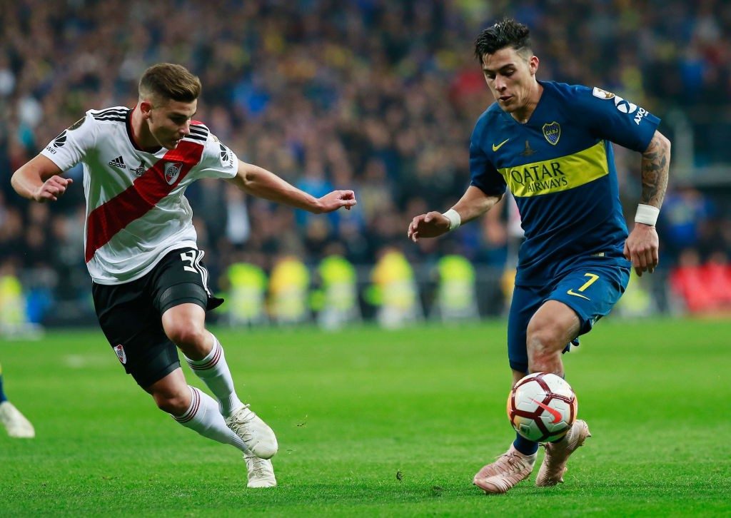MADRID, SPAIN - DECEMBER 09: Cristian Pavon of Boca Juniors runs with the ball under pressure from Julian Alvarez of River Plate during the second leg of the final match of Copa CONMEBOL Libertadores 2018 between Boca Juniors and River Plate at Estadio Santiago Bernabeu on December 9, 2018 in Madrid, Spain. Due to the violent episodes of November 24th at River Plate stadium, CONMEBOL rescheduled the game and moved it out of Americas for the first time in history. (Photo by Gonzalo Arroyo Moreno/Getty Images)