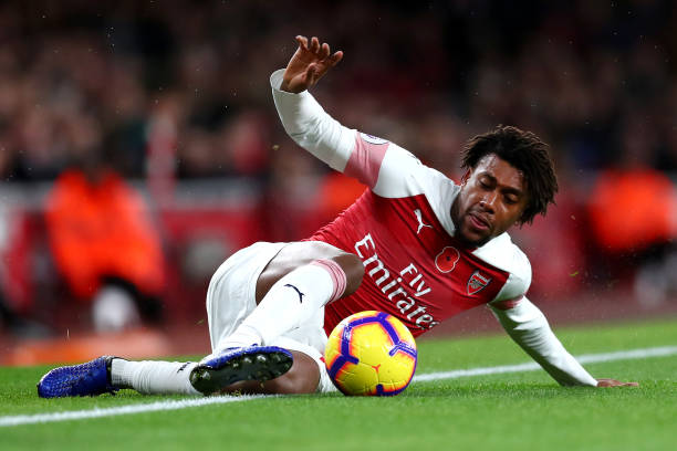 LONDON, ENGLAND - NOVEMBER 11: Alex Iwobi of Arsenal keeps the ball in during the Premier League match between Arsenal FC and Wolverhampton Wanderers at Emirates Stadium on November 11, 2018 in London, United Kingdom.  (Photo by Clive Rose/Getty Images)