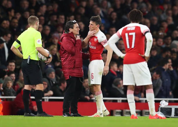 LONDON, ENGLAND - JANUARY 25: Laurent Koscielny of Arsenal is given treatment during the FA Cup Fourth Round match between Arsenal and Manchester United at Emirates Stadium on January 25, 2019 in London, United Kingdom. (Photo by Catherine Ivill/Getty Images)