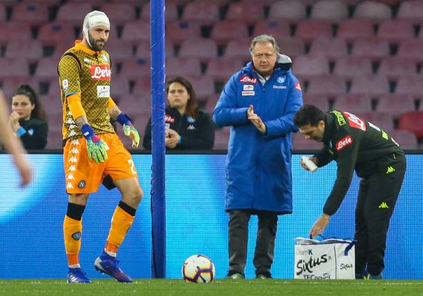 Napoli's Colombian goalkeeper David Ospina (L) resumes playing after being injured during the Italian Serie A football match Napoli vs Udinese at the San Paolo stadium in Naples. (Photo by Carlo Hermann / AFP)