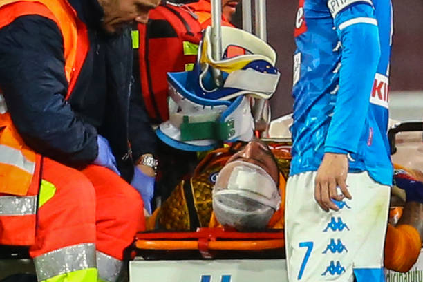 Napoli's Colombian goalkeeper David Ospina (C) is evacuated after sustaining a head injury during the Italian Serie A football match Napoli vs Udinese at the San Paolo stadium in Naples. (Photo by Carlo Hermann / AFP)