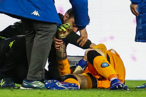 A medic tends to Napoli's Colombian goalkeeper David Ospina (Bottom) who lost consciousness after sustaining a head injury during the Italian Serie A football match Napoli vs Udinese at the San Paolo stadium in Naples. (Photo by Carlo Hermann / AFP)