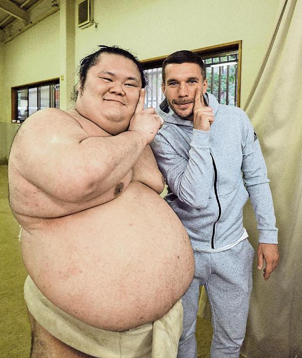 A difference of almost 100 kilos: Poldi with Sumo-Champ Chiyomaru Kazuki (185 kg) (poto via Bild)