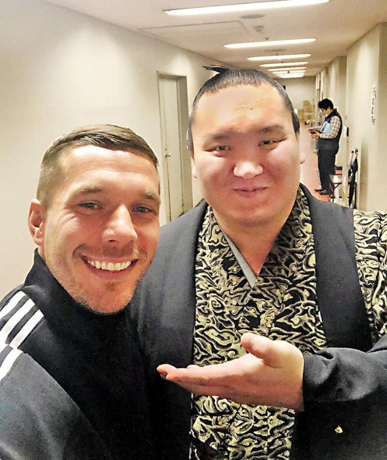 Poldi and his friend Hakuho Sho (photo via Bild)