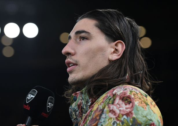 Hector Bellerin speaking at half-time during Arsenal's clash with Newcastle United (Photo by David Price/Arsenal FC via Getty Images)