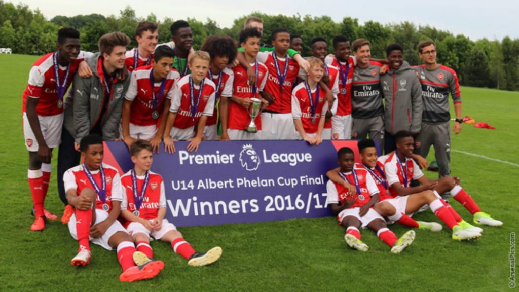 Finley Stevens (bottom row, second from left) after winning the Albert Phelan Cup with the u14s in 2017 (Photo via Arsenal.com)