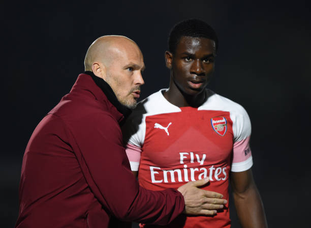 BOREHAMWOOD, ENGLAND - MARCH 29: Freddie Ljungberg, Manager of Arsenal gives Jordi Osei-Tutu of Arsenal instructions during the Premier League 2 match between Arsenal and West Ham United at Meadow Park on March 29, 2019 in Borehamwood, England. (Photo by Harriet Lander/Getty Images)