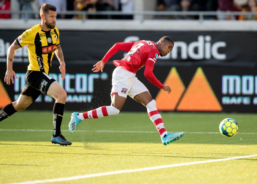 Alkmaar's Myron Boadu (R) runs with the ball in front of Hacken's Joona Toivio during the UEFA Europa League second qualifying round, second leg football match between BK Hacken and AZ Alkmaar at Bravida Arena in Malmo, Sweden, on August 1, 2019. (Photo by Thomas JOHANSSON / TT NEWS AGENCY / AFP / Getty Images)