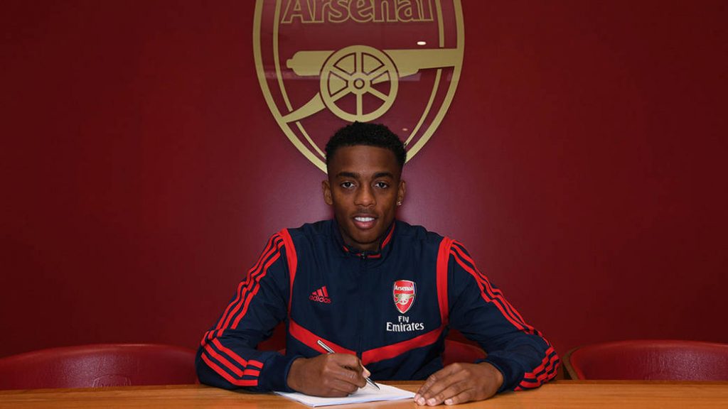 Joe Willock signing his contract extension with Arsenal (via Arsenal.com)