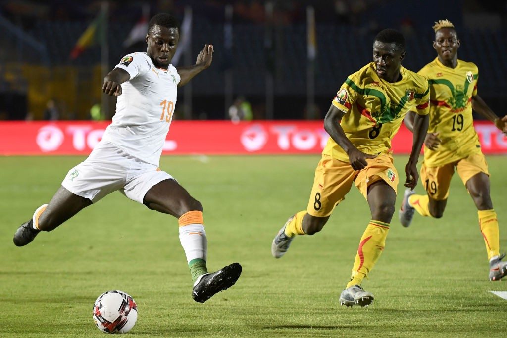 Ivory Coast's forward Nicolas Pepe (L) kicks the ball during the 2019 Africa Cup of Nations (CAN) Round of 16 football match between Ivory Coast and Mali at the Suez Stadium in the north-eastern Egyptian city on July 8, 2019. (Photo by Khaled DESOUKI / AFP / Getty Images)
