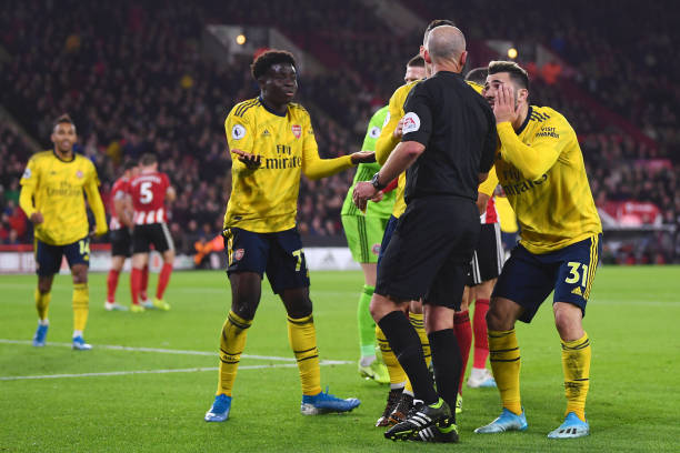 SHEFFIELD, ENGLAND - OCTOBER 21: Bukayo Saka of Arsenal and team members protest to the Referee Mike Dean during the Premier League match between Sheffield United and Arsenal FC at Bramall Lane on October 21, 2019 in Sheffield, United Kingdom. (Photo by Laurence Griffiths/Getty Images)