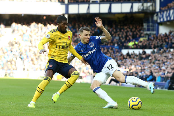 LIVERPOOL, ENGLAND - DECEMBER 21: Lucas Digne of Everton battles with Ainsley Maitland-Niles of Arsenal during the Premier League match between Everton FC and Arsenal FC at Goodison Park on December 21, 2019 in Liverpool, United Kingdom. (Photo by Jan Kruger/Getty Images)