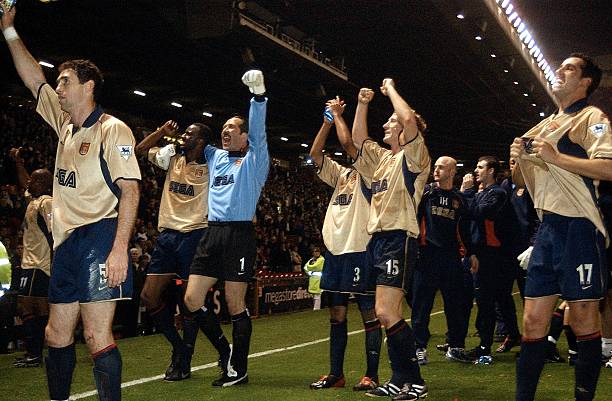 MANCHESTER, UNITED KINGDOM: Arsenal players (L-R:) Martin Keown, captain Patrick Vieira,keeper David Seaman, Ashley Cole,Ray Parlour, and Edu celebrate after a premier league match win over Manchester United at Old Trafford 08 May 2002. The win secured Arsenal the double after winning the cup final 04 May 2002. (Photo credit PAUL BARKER/AFP via Getty Images)